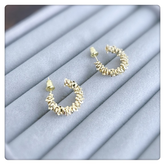 ✨NEW LAUNCH✨Fancy hoop earrings with gold color for women, party, etc - Picture 4 of 5